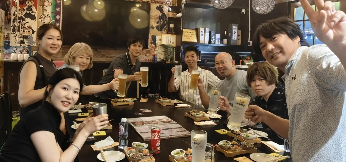 お客様とスタッフが乾杯している食事会の様子