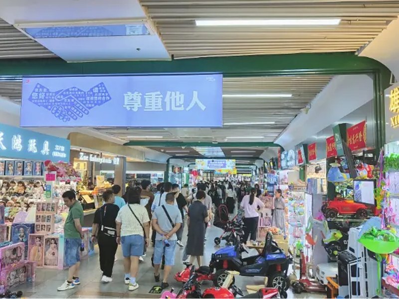 義烏・福田市場の通路と店舗