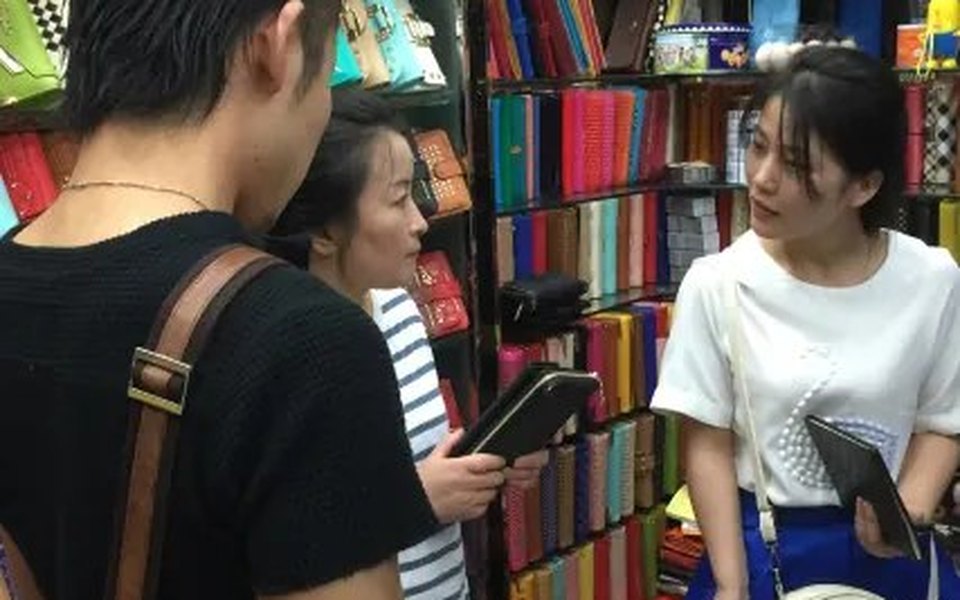 仕入れ先と交渉する様子