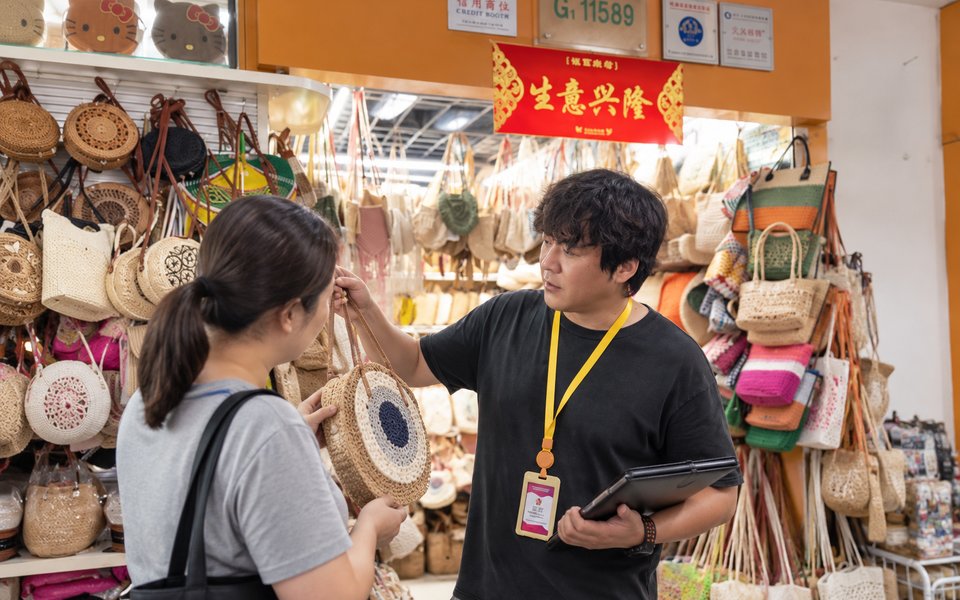 福田市場のお店で、現地社員が商品を案内する様子