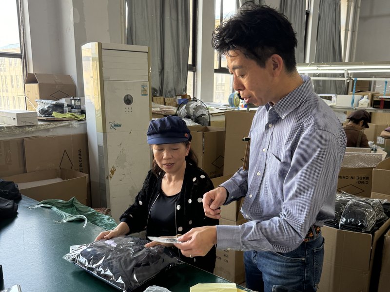 現地で商品を確認する日本人マネージャー